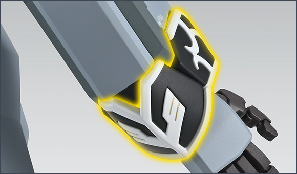 가슴 부분과 소맷부리의 장식을 파츠 분할과 성형색으로 재현